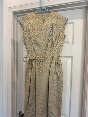 Vintage Elegant Beige Jacquard Cap-Sleeve Dress with Waist Tie